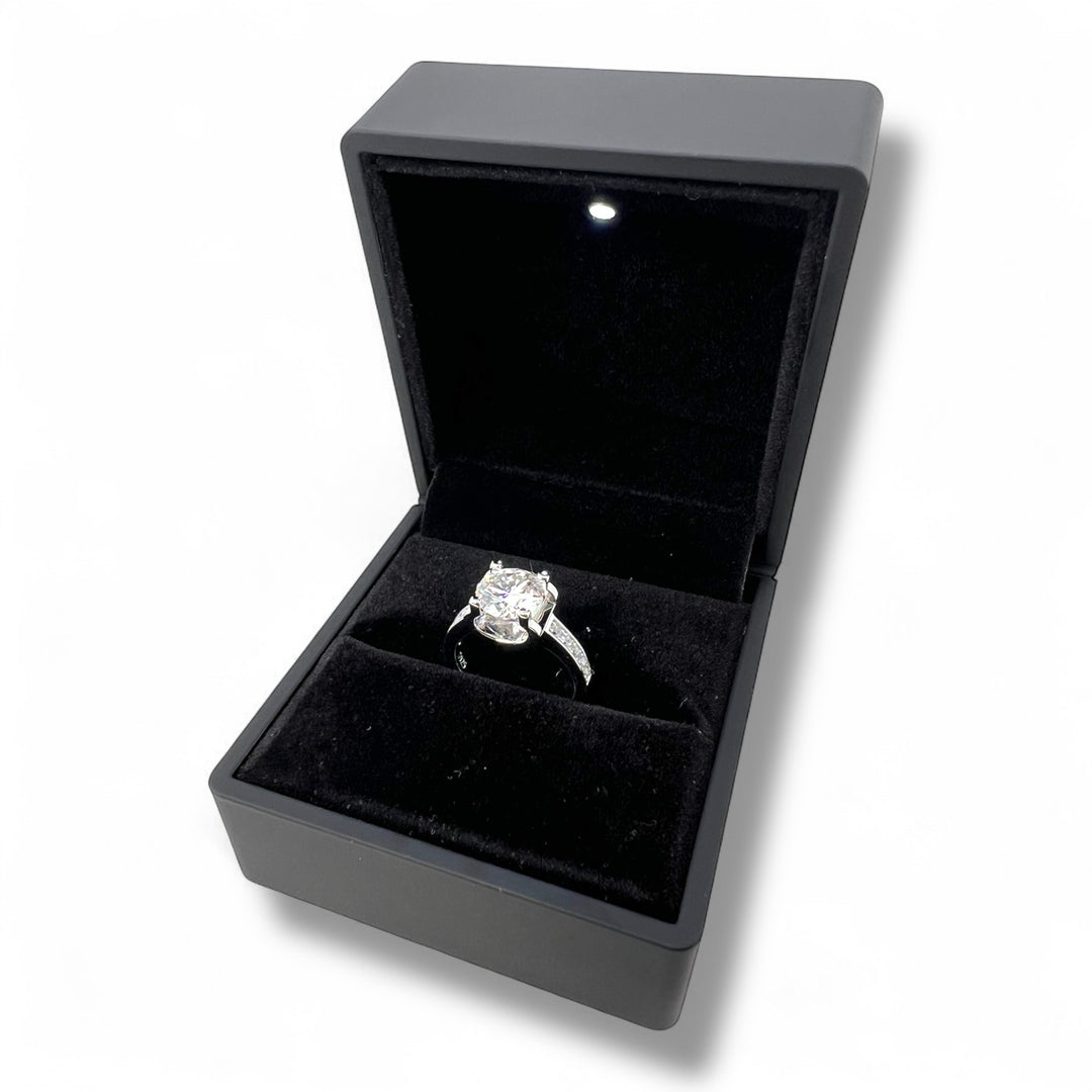 Radiant Spark – Women’s Moissanit Wedding Ring