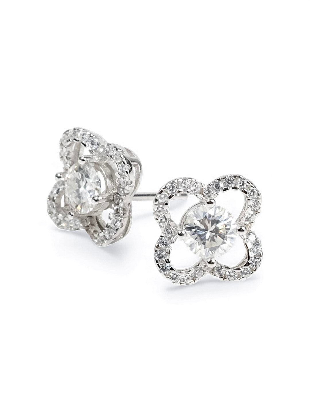 Blossom Lumière – ต่างหู Moissanite ลายดอกไม้ Halo สุดหรู | LB LuxeBrilliance
