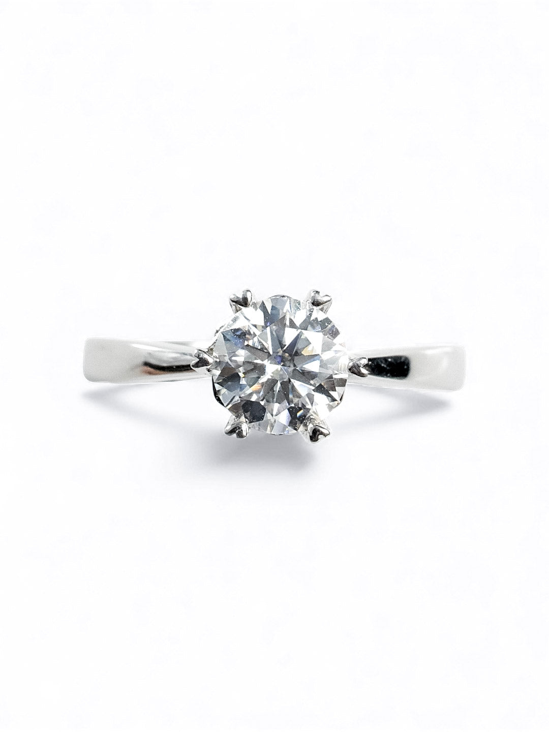 Classic Six-Prong – แหวนหมั้น Moissanite 1ct น้ำ D VS1 | LB LuxeBrilliance

