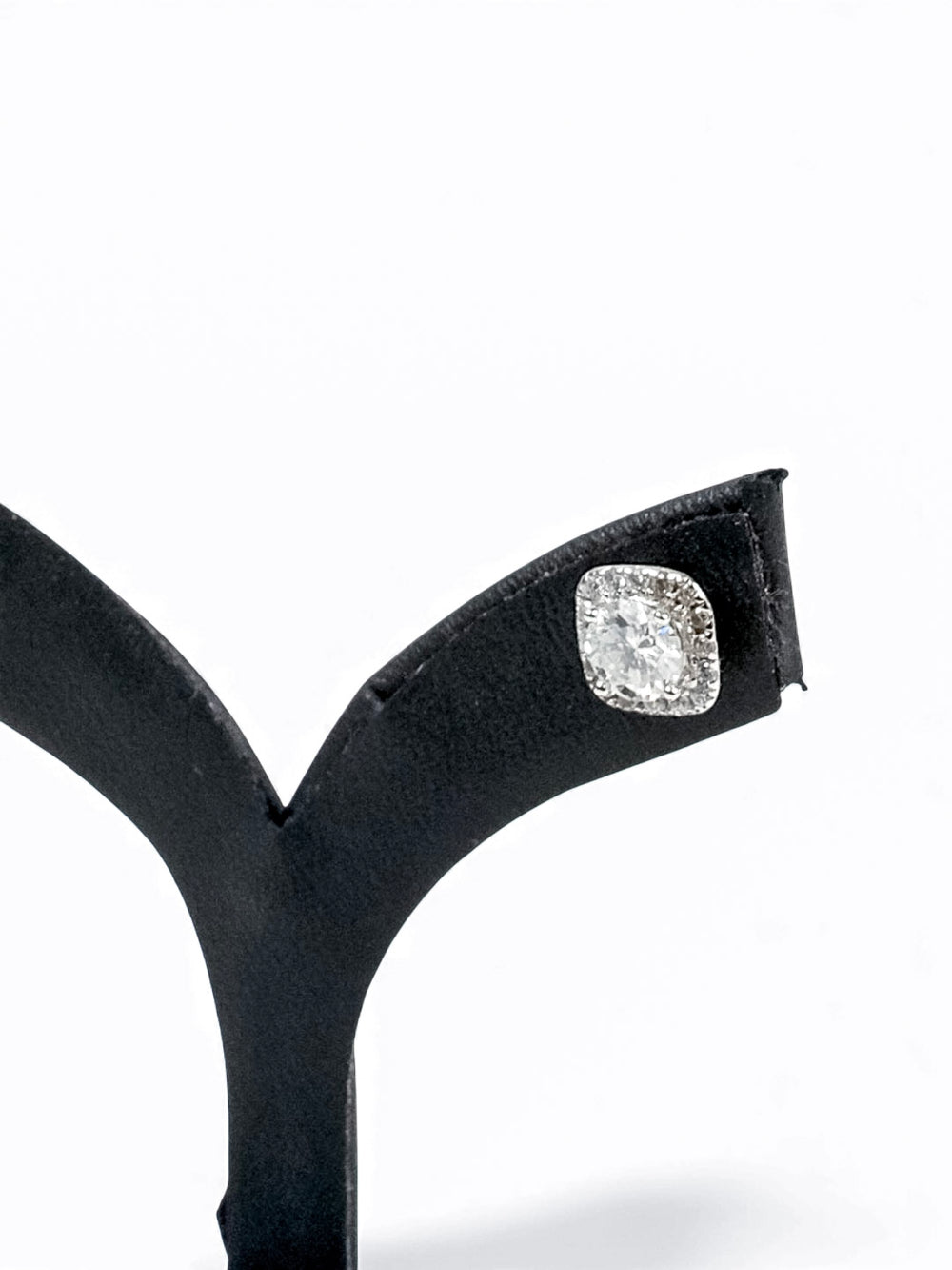 Cushion Halo Shine – ต่างหู Moissanite ทรงคุชชั่นฮาโล | LB LuxeBrilliance
