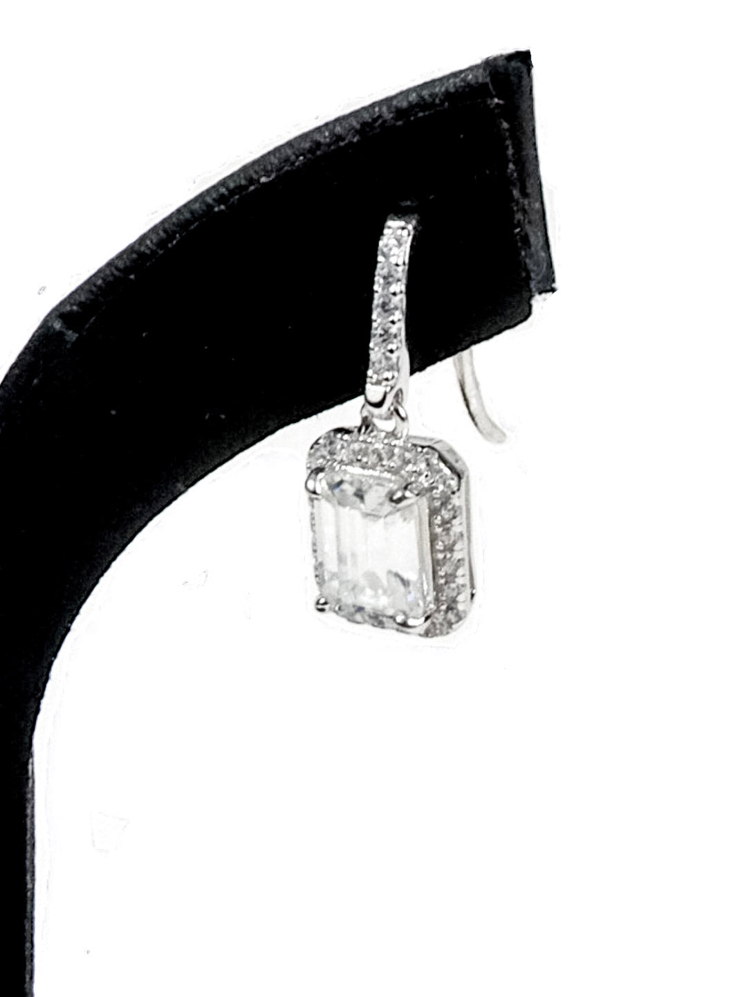 Emerald Halo Drop – ต่างหู Moissanite ห้อยทรง Emerald | LB LuxeBrilliance
