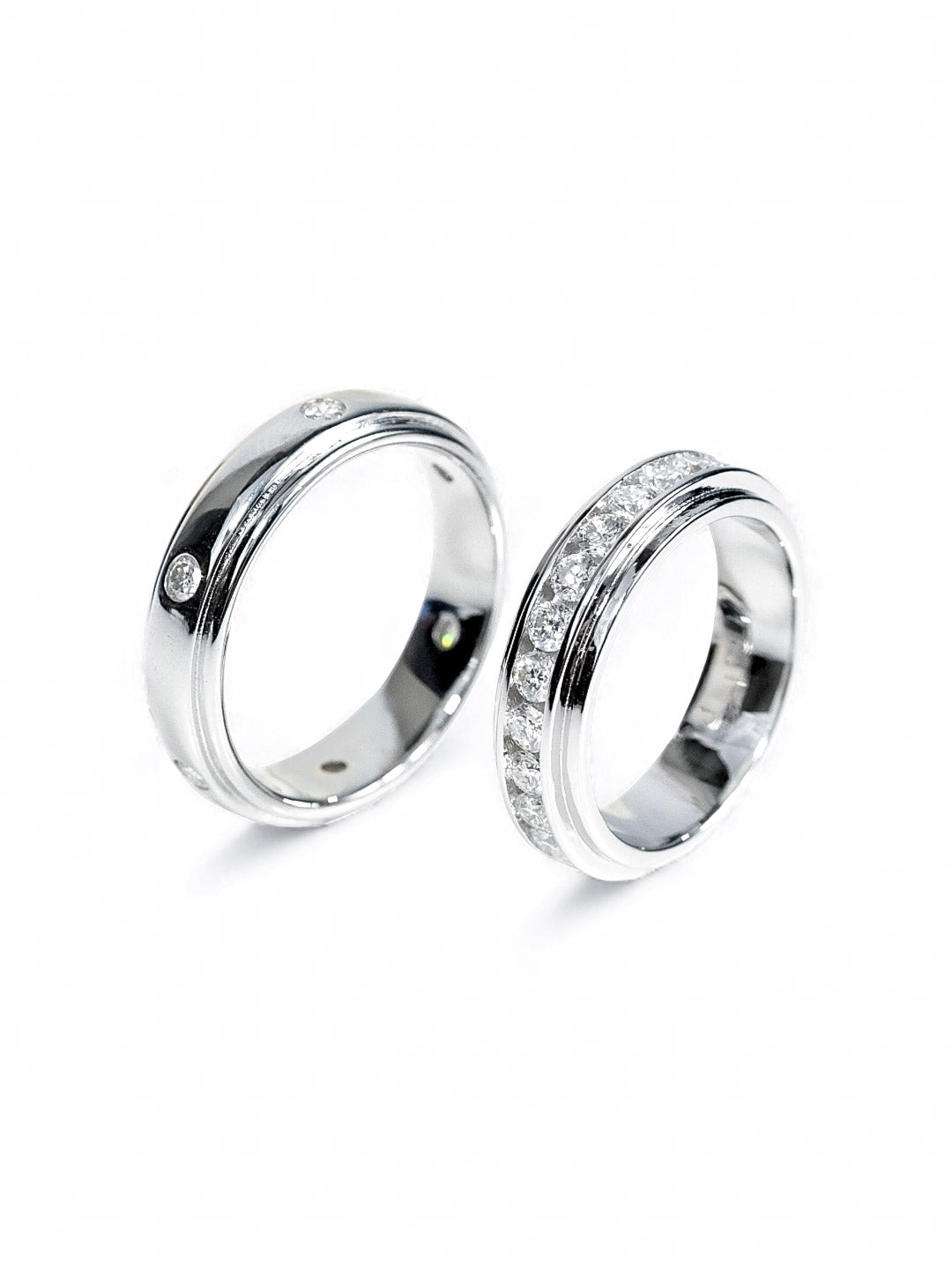 Eternal Duet – แหวนคู่แต่งงาน Moissanite ดีไซน์เรียบหรู ราคาพิเศษ | LB LuxeBrilliance
