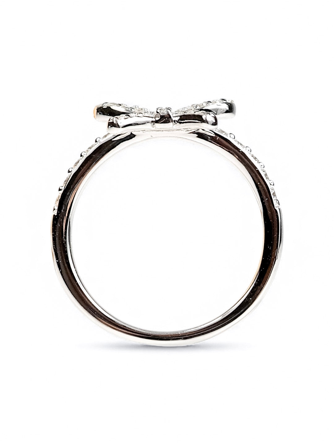 Graceful Ribbon – แหวนโบว์ Moissanite  มีใบเซอร์ GRA | LB LuxeBrilliance