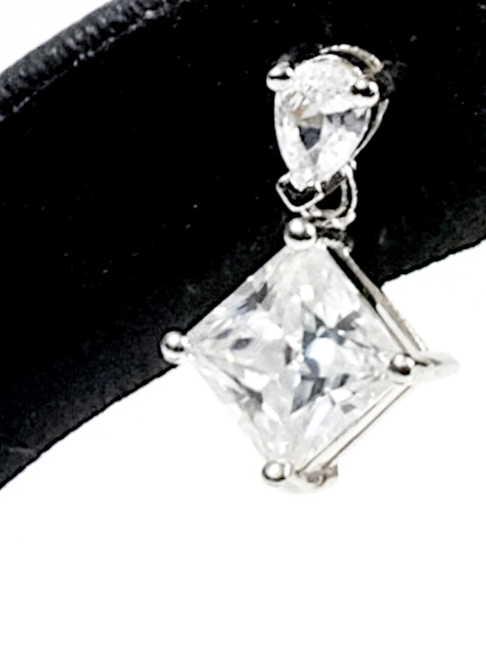 Pear Princess Drop – ต่างหู Moissanite สองทรงสุดหรู | LB LuxeBrilliance
