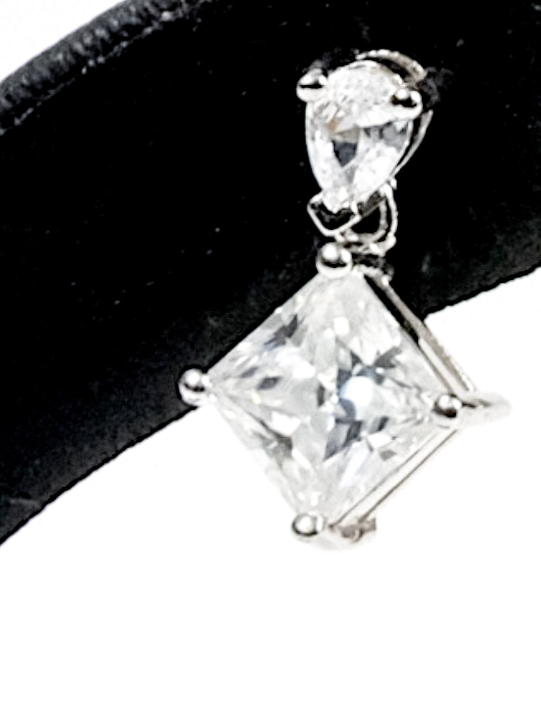 Pear Princess Drop – ต่างหู Moissanite สองทรงสุดหรู | LB LuxeBrilliance
