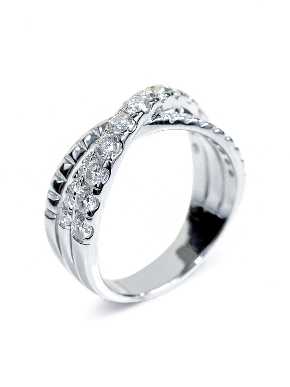 Radiant Crossline – แหวนโมอีสไนต์สามแถวไขว้ น้ำ D VS1 | LB LuxeBrilliance