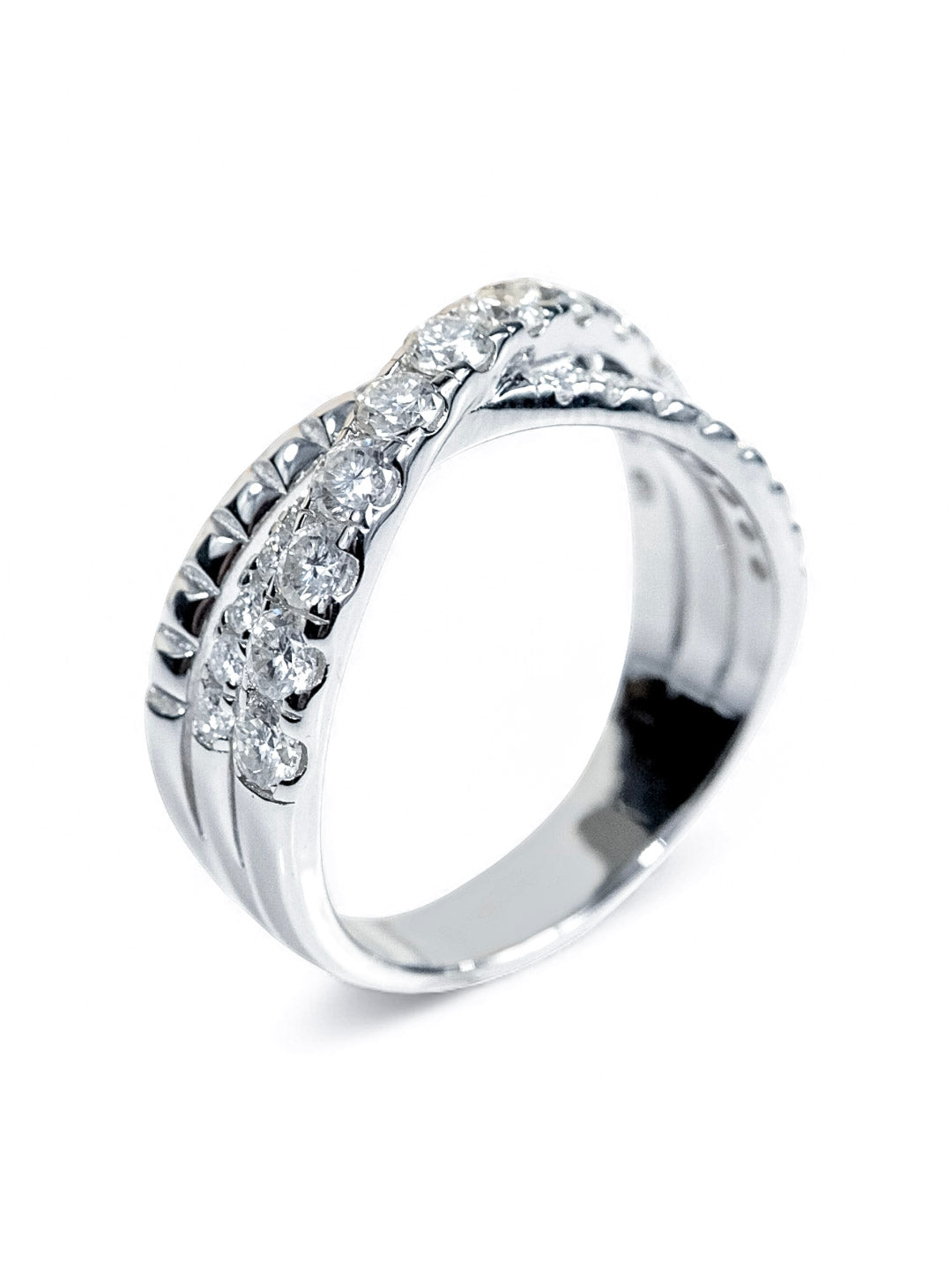 Radiant Crossline – แหวนโมอีสไนต์สามแถวไขว้ น้ำ D VS1 | LB LuxeBrilliance