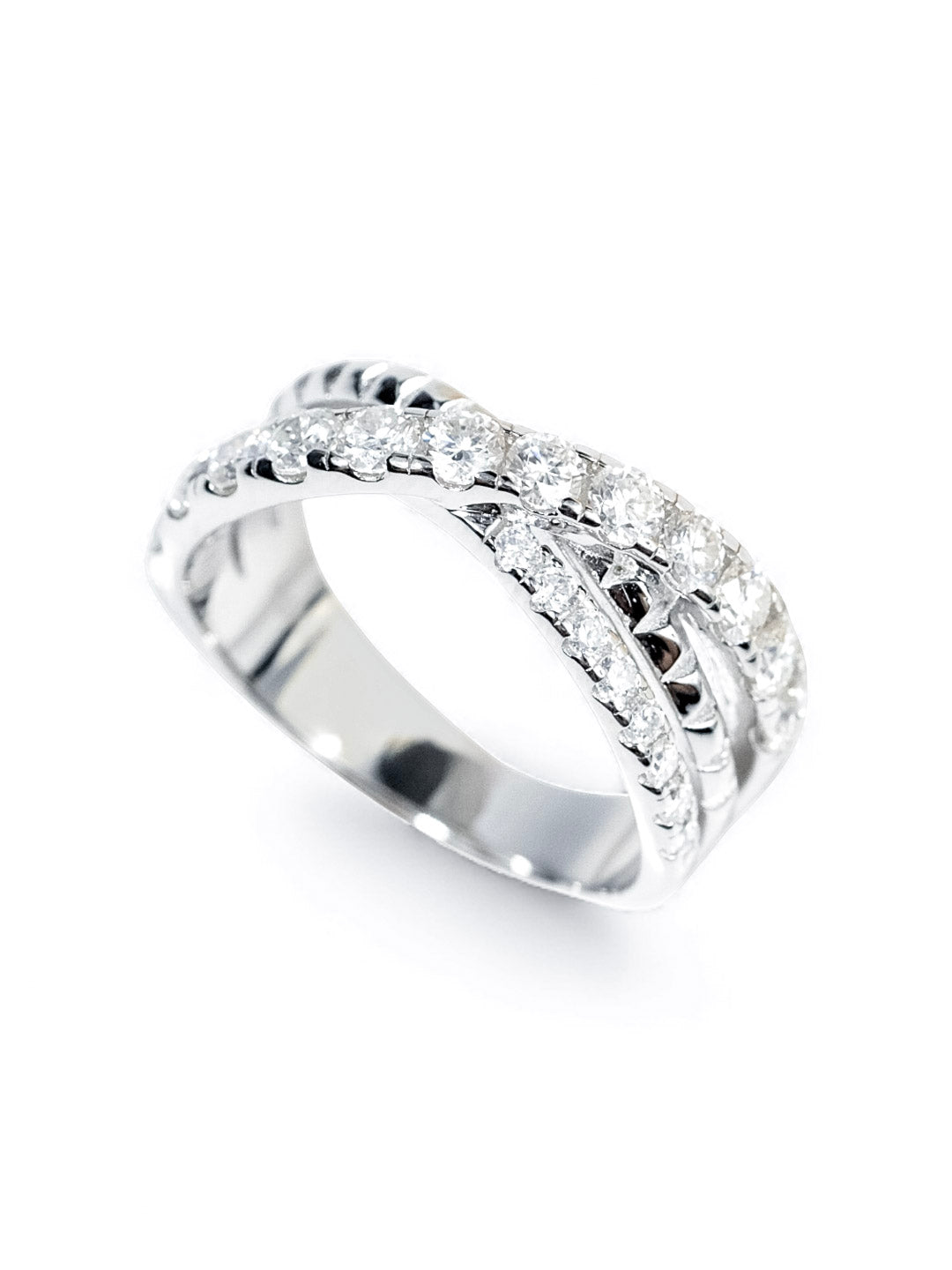 Radiant Crossline – แหวนโมอีสไนต์สามแถวไขว้ น้ำ D VS1 | LB LuxeBrilliance