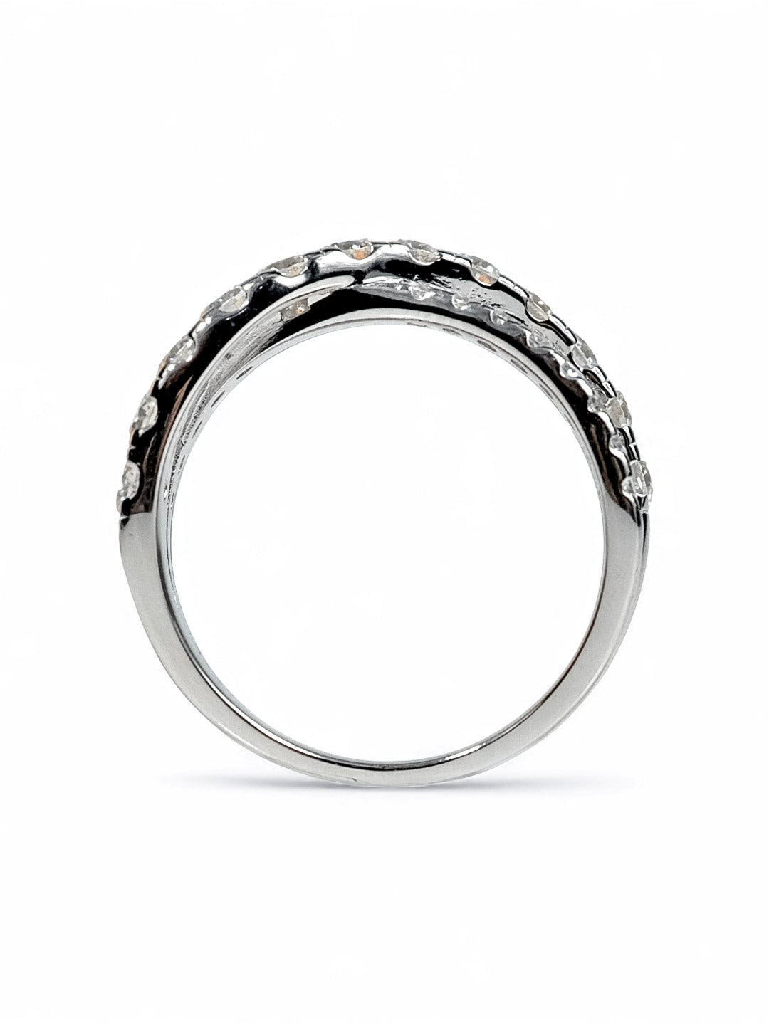 Radiant Crossline – แหวนโมอีสไนต์สามแถวไขว้ น้ำ D VS1 | LB LuxeBrilliance