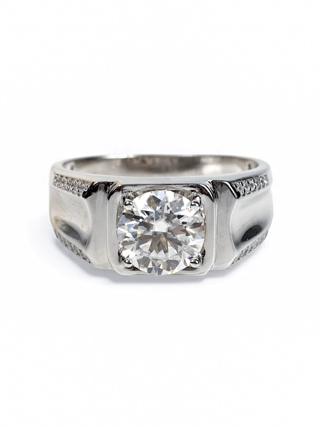 Regal Square – แหวนผู้ชายโมอีสไนต์ 2 กะรัต น้ำ D VS1 | LB LuxeBrilliance