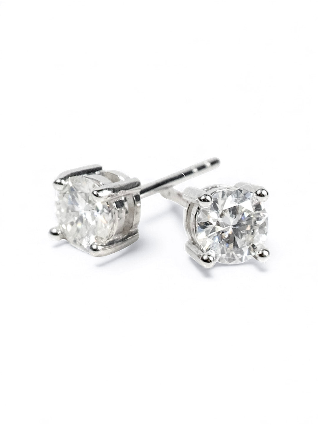 Sparkle Solitaire – ต่างหู Moissanite 1.0ct น้ำ D VS1 | LB LuxeBrilliance
