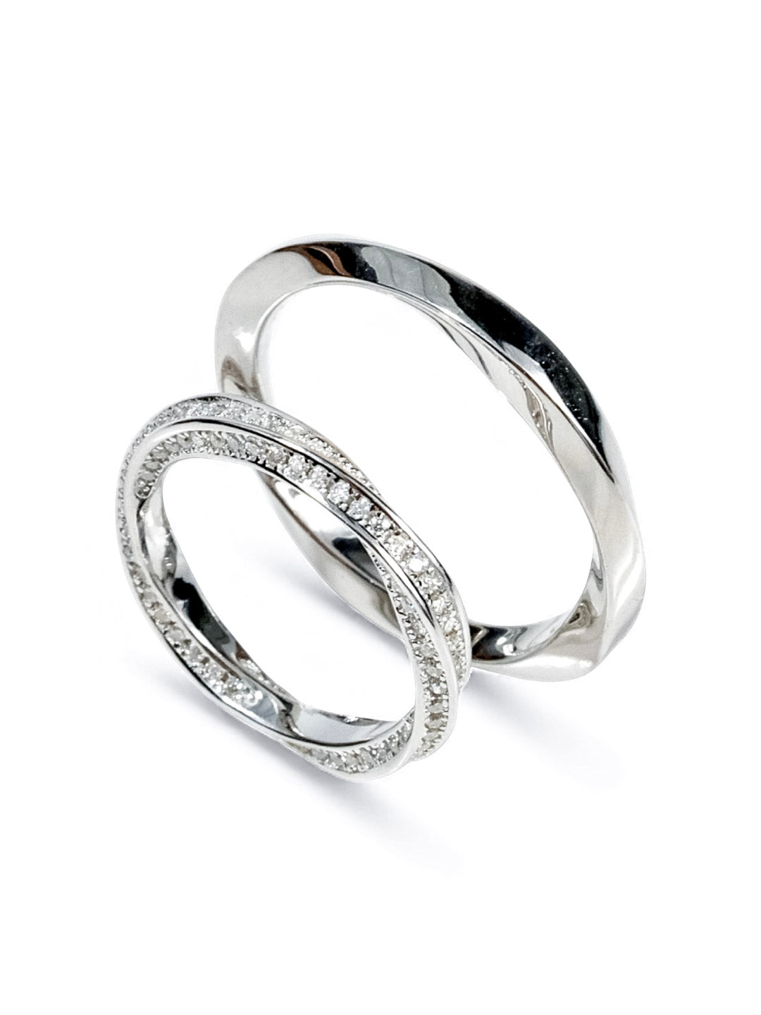 Twist Harmony – แหวนคู่แต่งงาน Moissanite ดีไซน์บิด เรียบหรู | LB LuxeBrilliance
